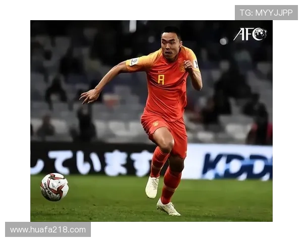 足球场上球星身旁的小孩闪耀瞬间 他们的未来或许比足球更光辉